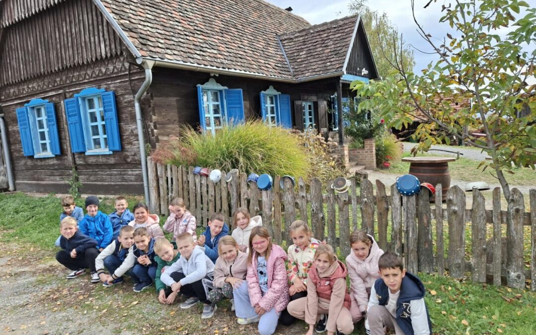 Učenici 2.a i 2.b razreda na seoskom imanju u Šumećanima