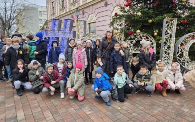 Prvašići 1.b razreda ukrasili gradsko božićno drvce